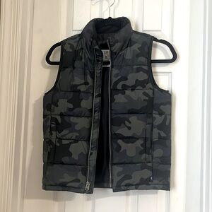 Gap Kids camo puffer vest- size small